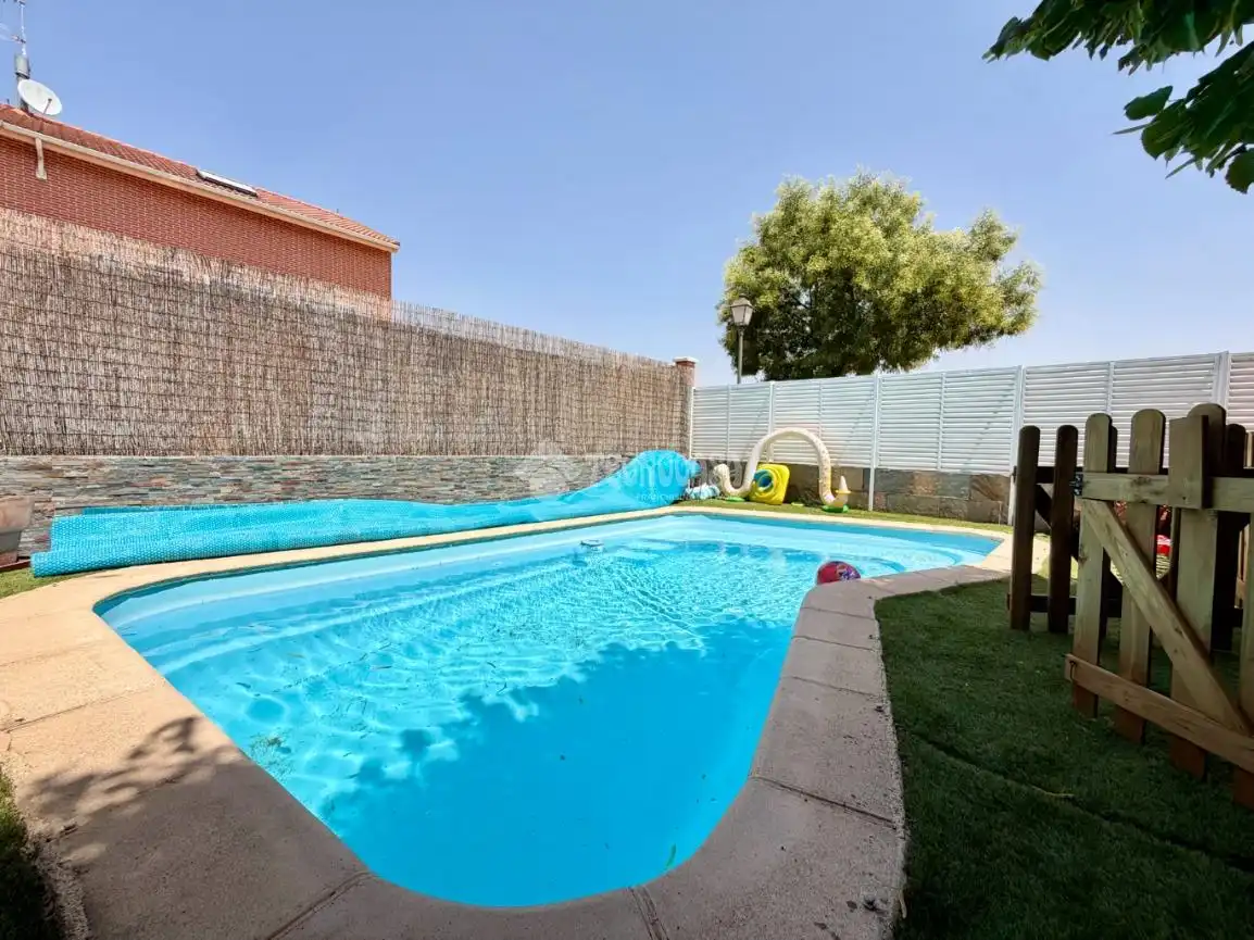 Piscina de Casa adosada en venda en Daganzo de Arriba amb Aire condicionat, Parquet i Piscina