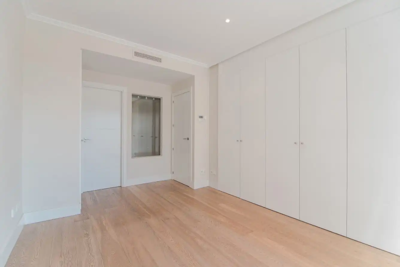 Schlafzimmer von Erdgeschoss zur Miete in Madrid mit Klimaanlage, Heizung und Privatgarten