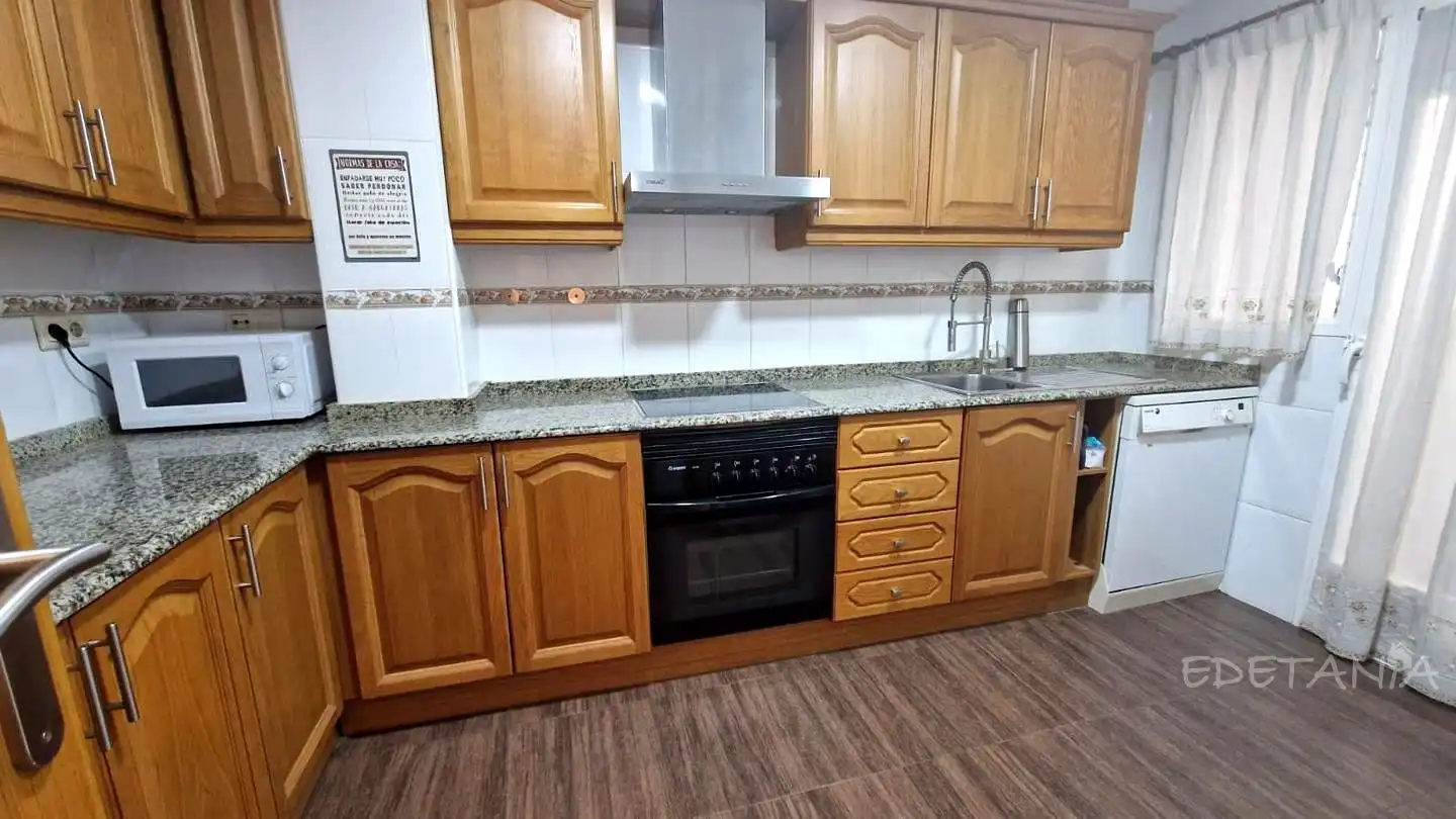 Cuina de Pis de lloguer en Moncada amb Aire condicionat i Moblat