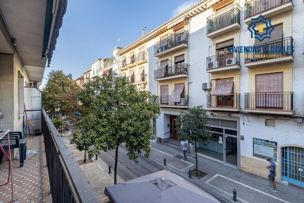 Vista exterior de Pis en venda en  Granada Capital amb Terrassa i Balcó