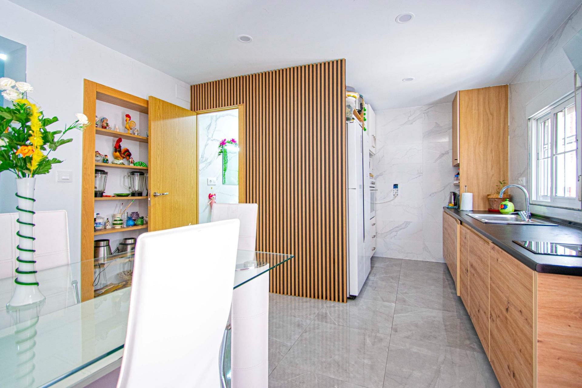 Kitchen of Flat for sale in  Sevilla Capital  with Air Conditioner, Heating and Storage room