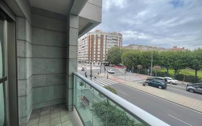 Vista exterior de Apartament en venda en León Capital  amb Terrassa