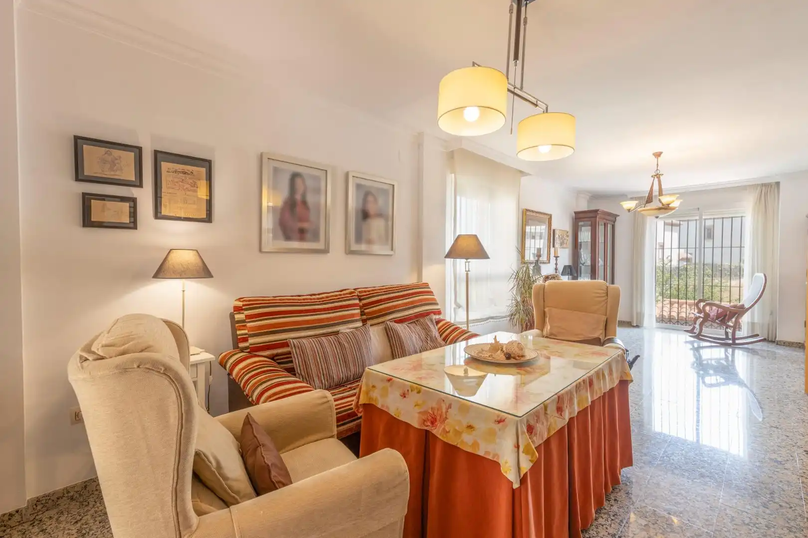 Sala d'estar de Casa o xalet en venda en La Zubia amb Calefacció, Jardí privat i Terrassa