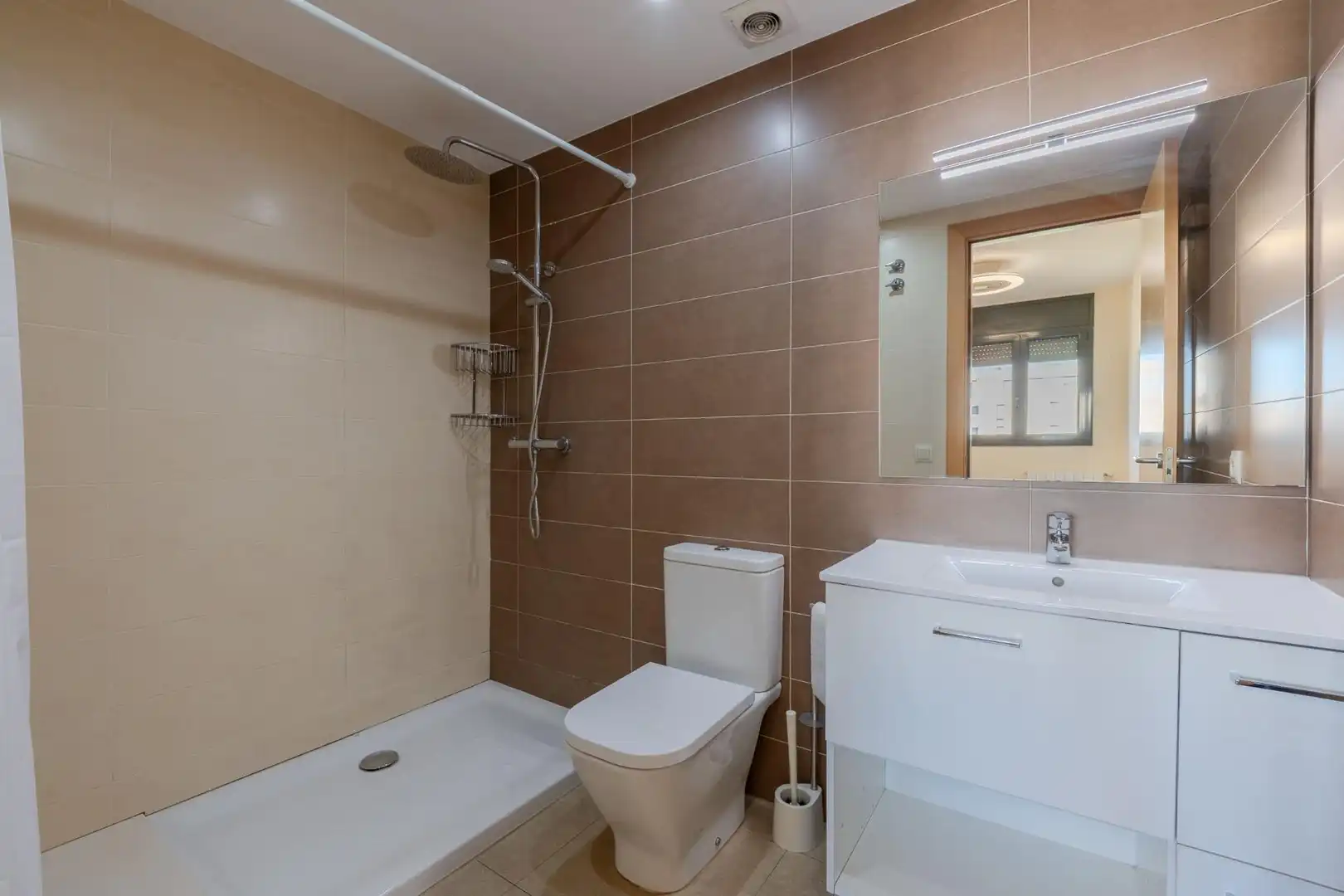 Badezimmer von Wohnung zur Miete in Salt