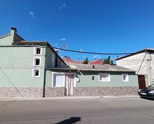 Vista exterior de Casa o xalet en venda en Íscar amb Terrassa i Balcó