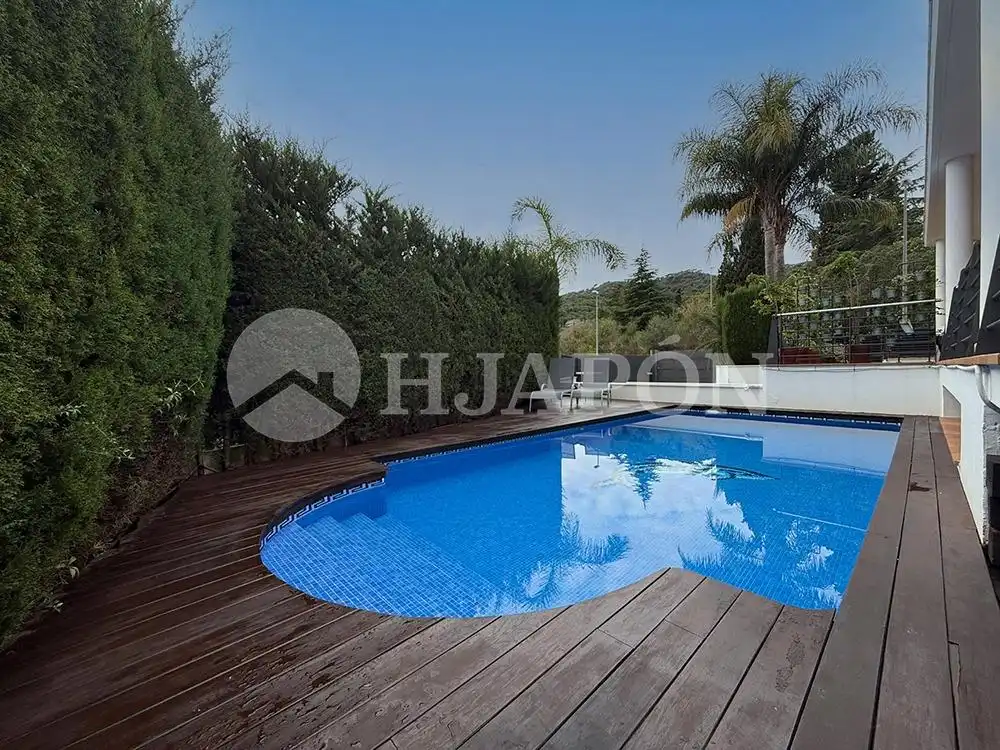 Piscina de Casa adosada en venda en Vilassar de Dalt amb Aire condicionat, Calefacció i Jardí privat