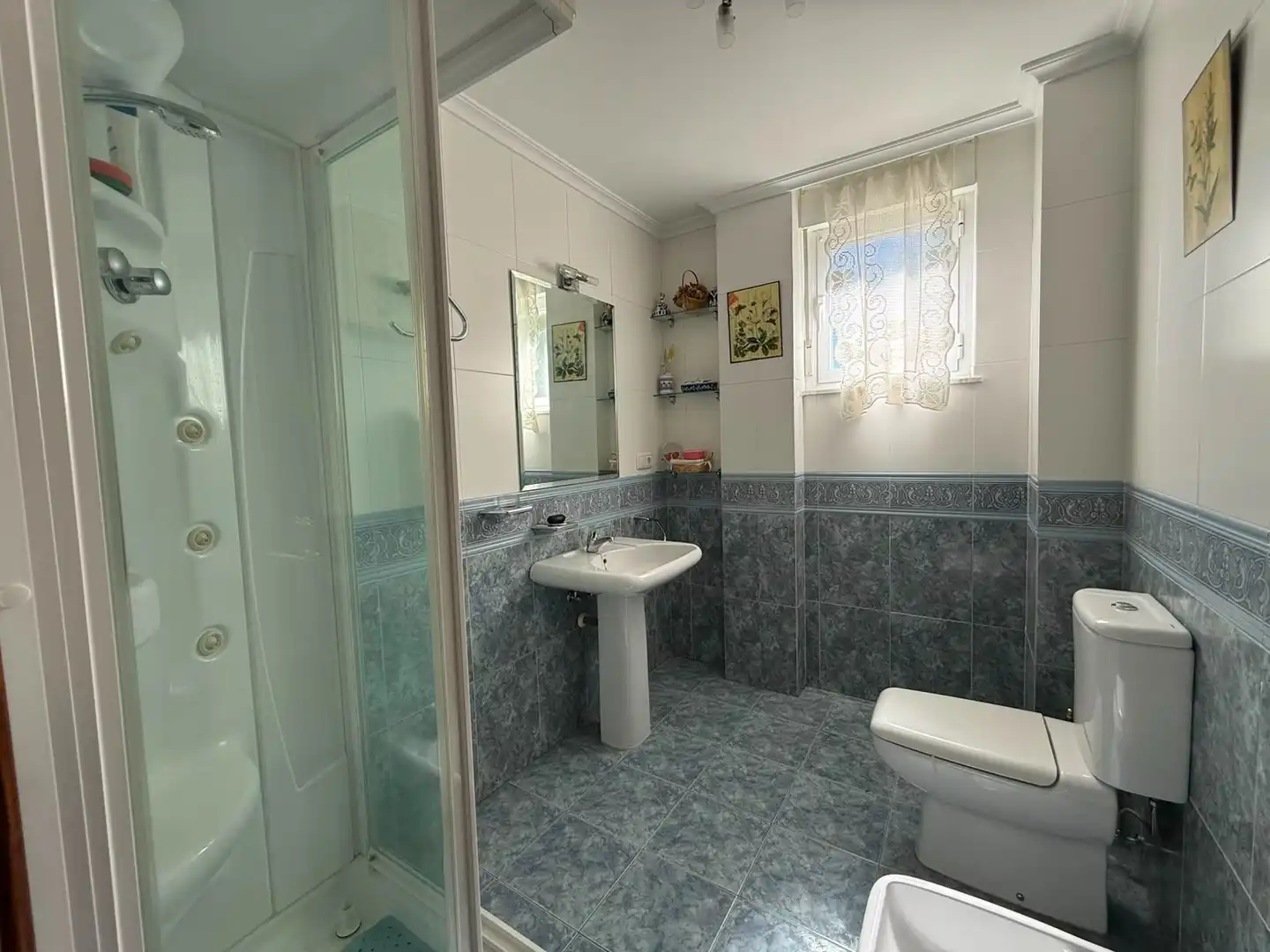 Badezimmer von Einfamilien-Reihenhaus zum Verkauf in Santa Marta de Tormes mit Klimaanlage, Heizung und Privatgarten