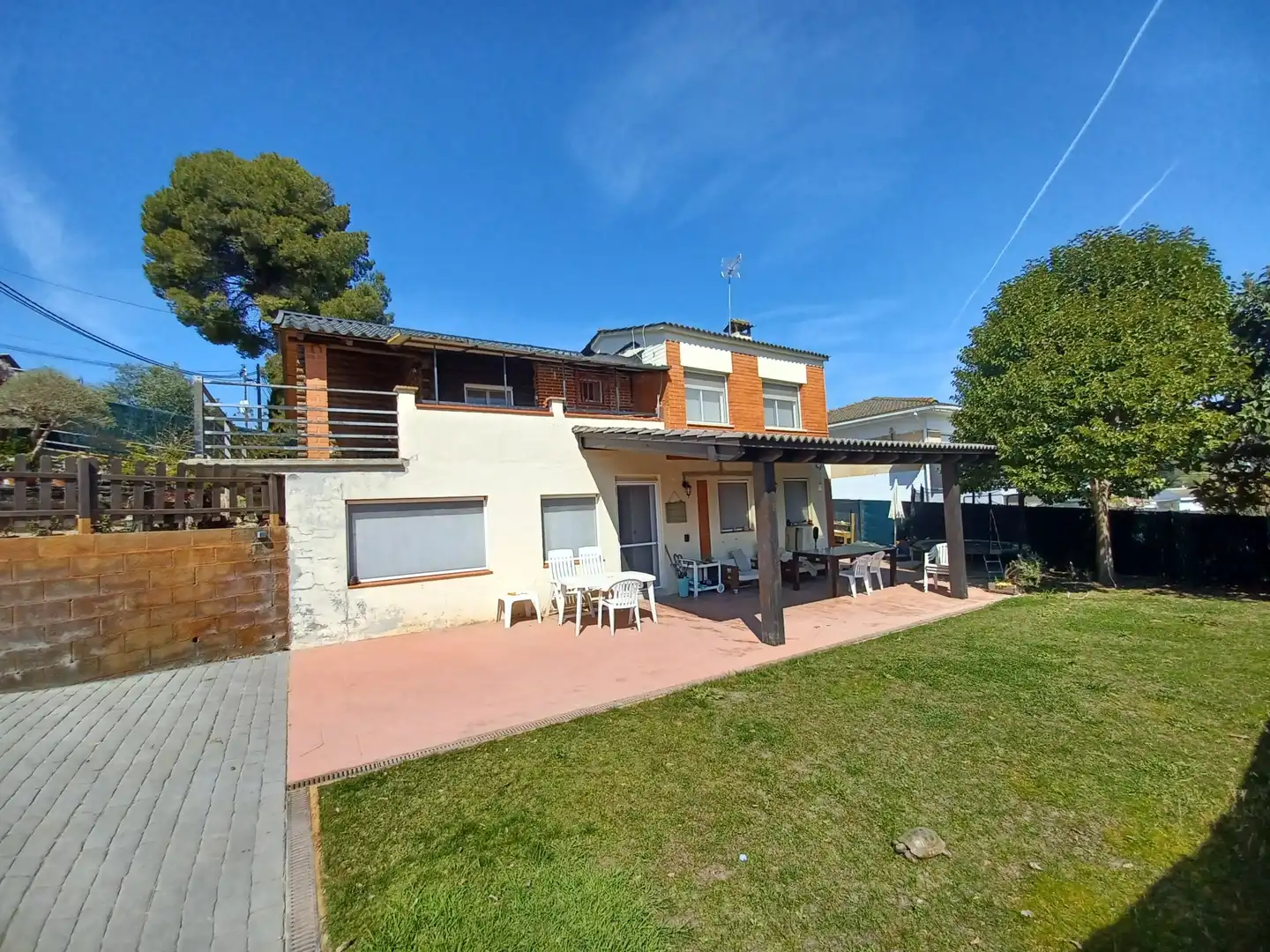 Vista exterior de Casa o xalet en venda en Rubí amb Calefacció, Terrassa i Moblat