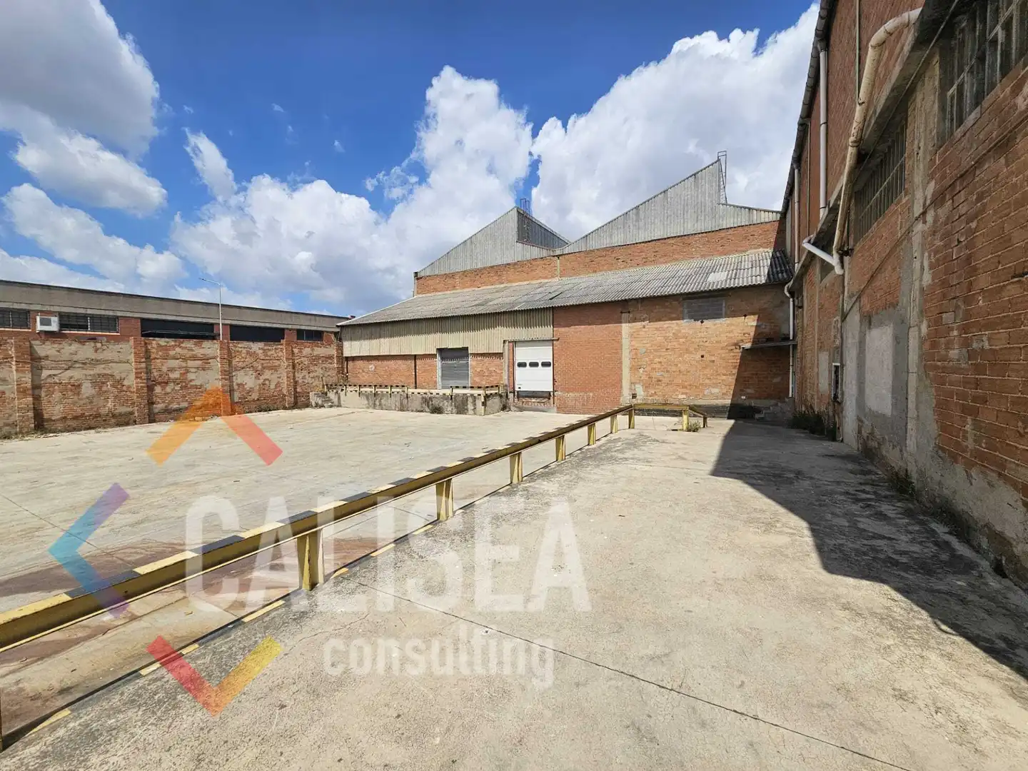 Vista exterior de Nau industrial en venda en Sabadell