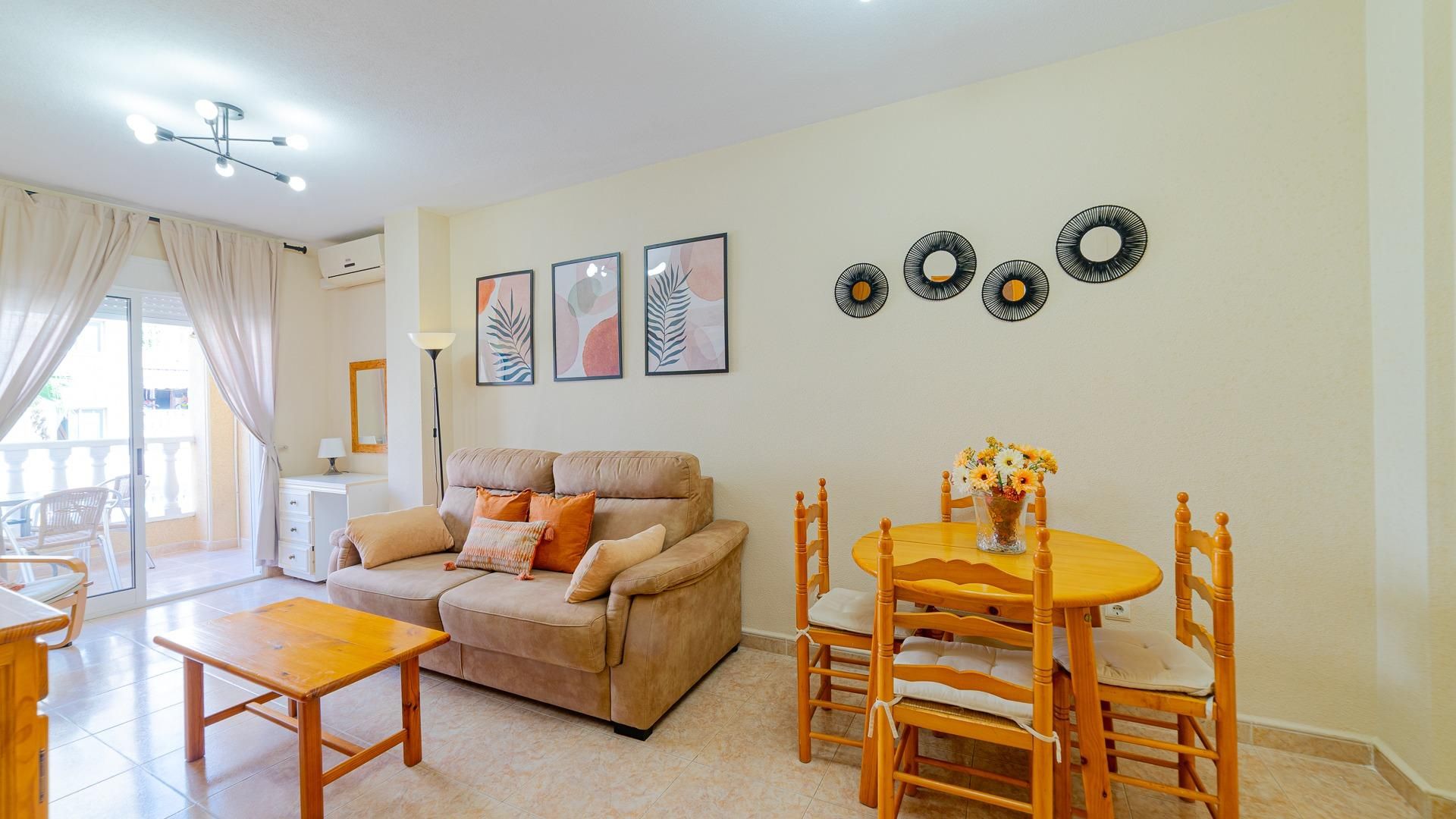 Sala d'estar de Apartament en venda en Torrevieja amb Terrassa, Balcó i Piscina comunitària