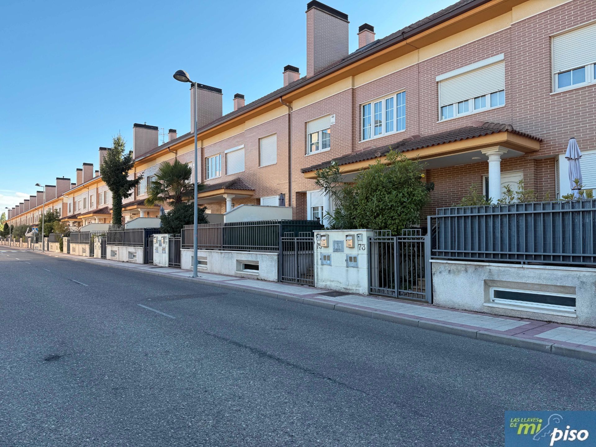 Vista exterior de Casa adosada en venda en Arroyo de la Encomienda amb Calefacció, Jardí privat i Parquet