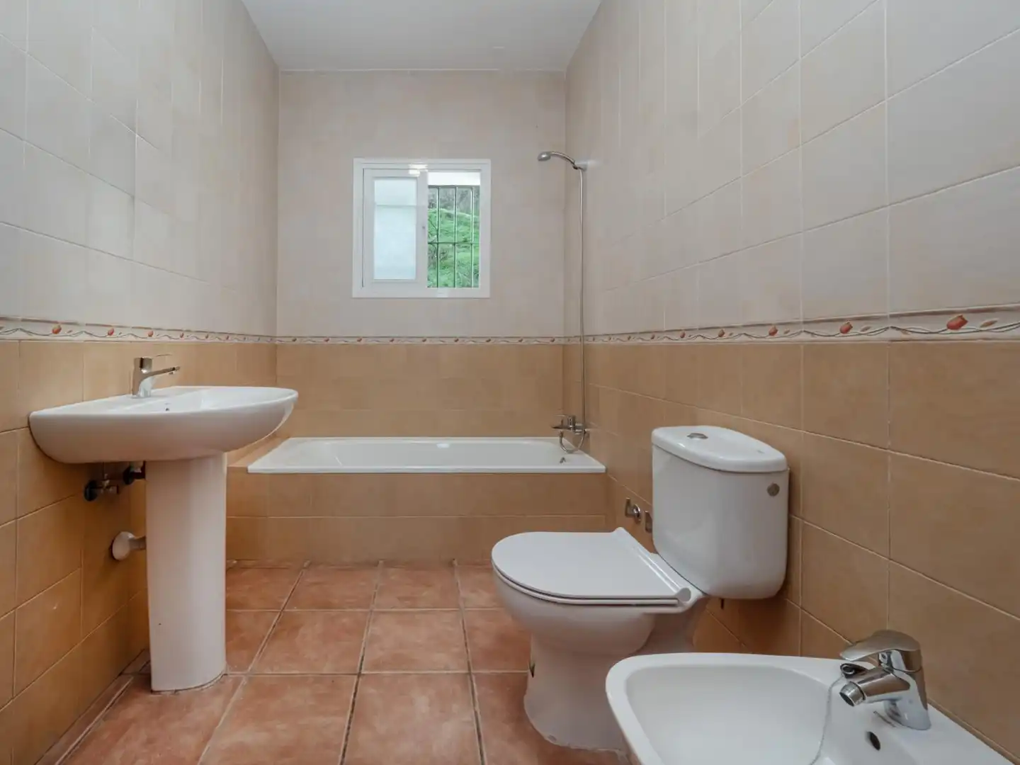Baño de Finca rústica en venta en Viñuela con Terraza, Piscina y Alarma