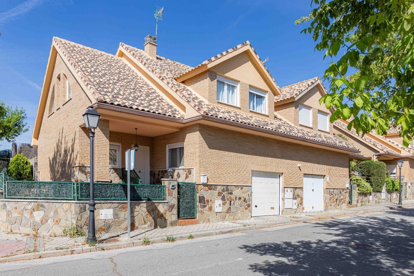 Exterior view of Single-family semi-detached for sale in Guadalix de la Sierra  with Heating, Private garden and Alarm
