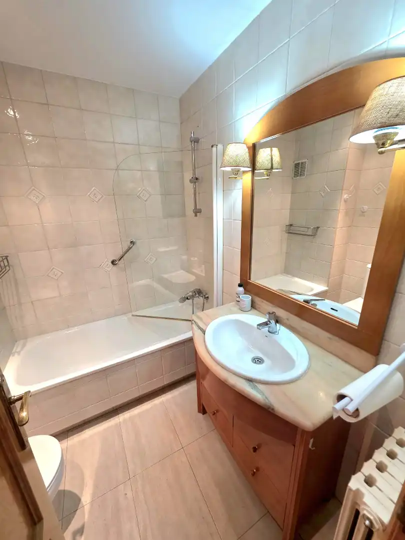 Baño de Piso de alquiler en Sabadell con Calefacción, Parquet y Amueblado
