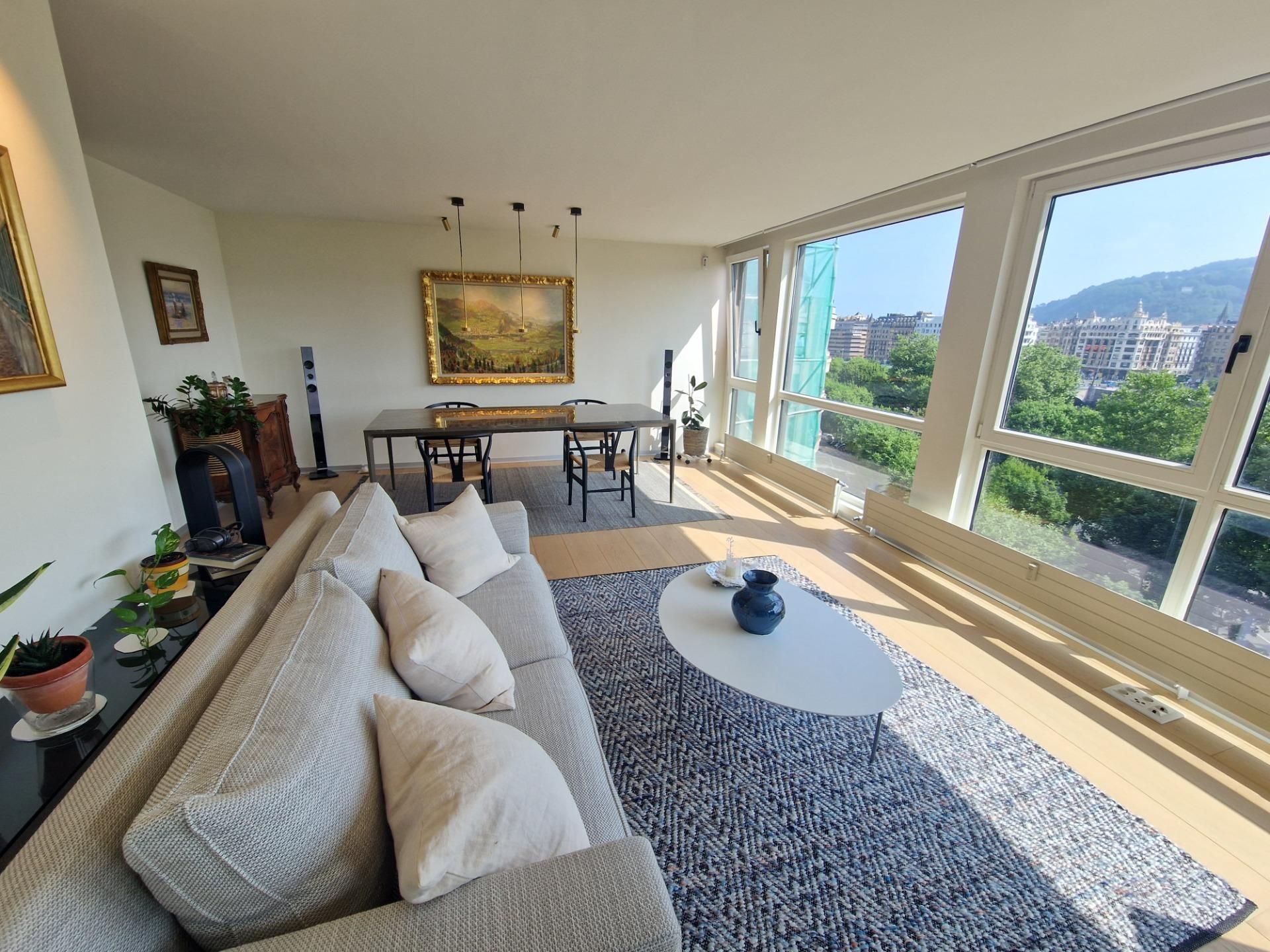 Sala d'estar de Pis en venda en Donostia - San Sebastián  amb Alarma