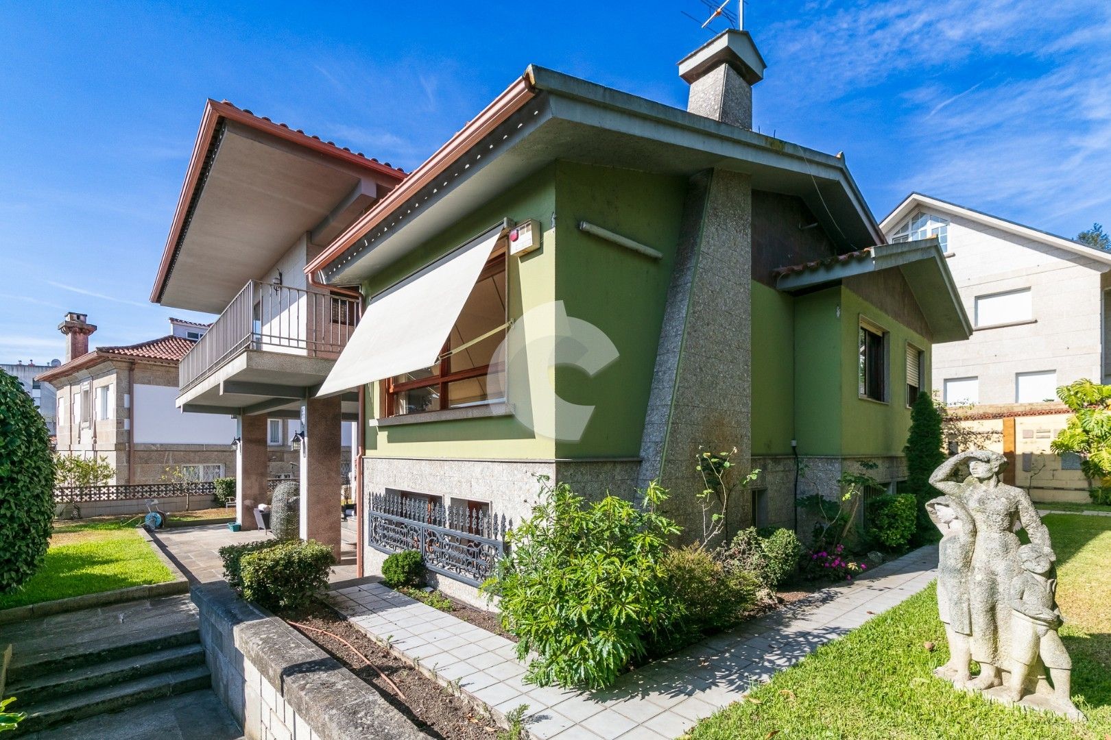 Vista exterior de Casa o xalet en venda en Vigo  amb Jardí privat