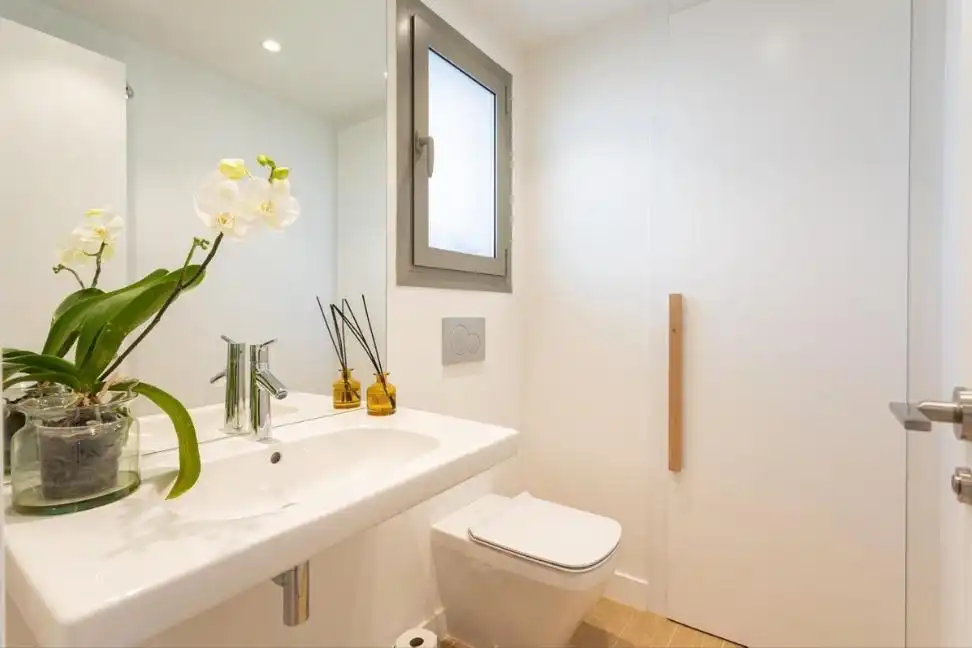 Badezimmer von Wohnung zur Miete in Mijas mit Klimaanlage, Privatgarten und Terrasse