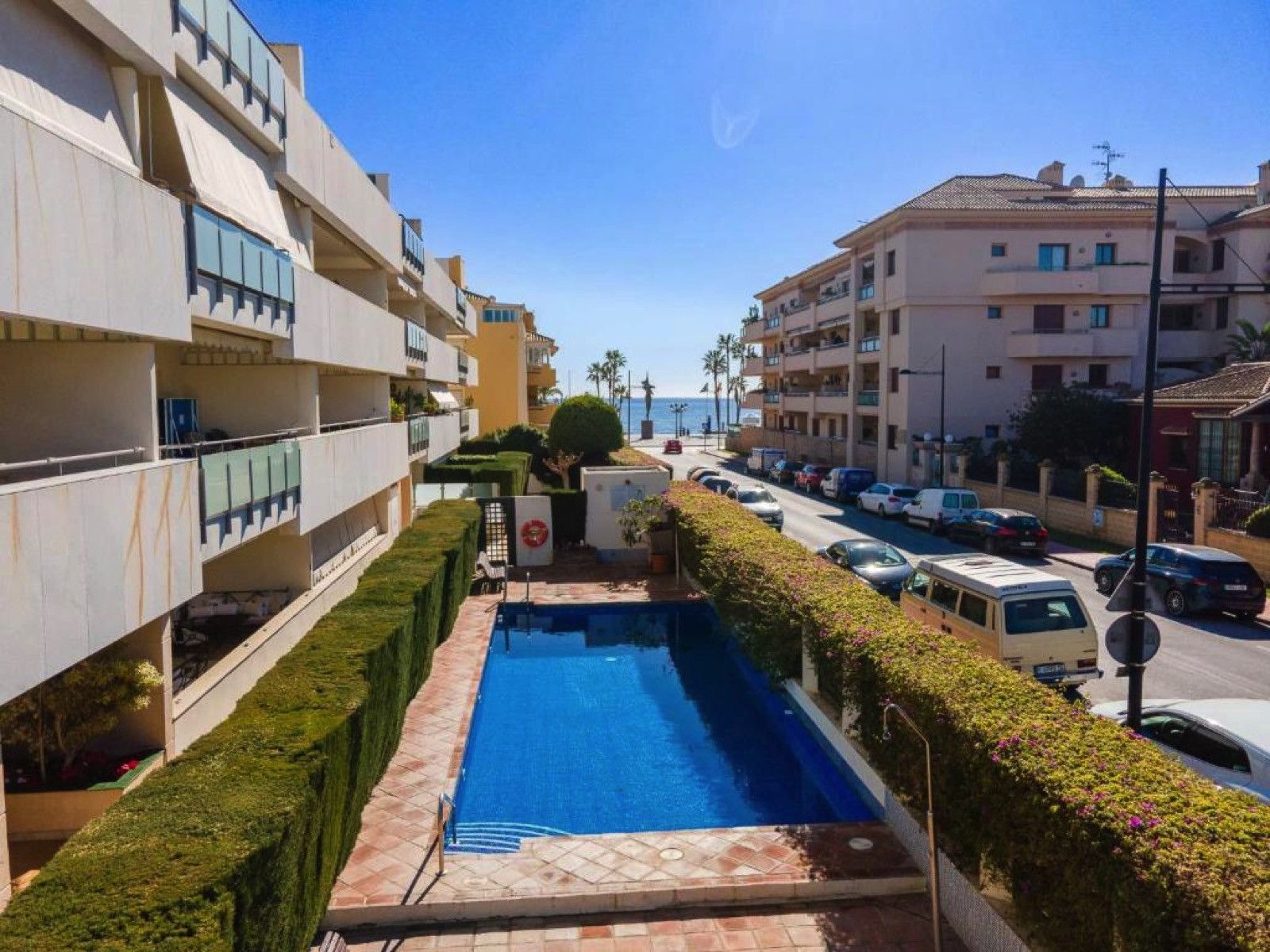 Vista exterior de Planta baixa en venda en Marbella amb Aire condicionat, Terrassa i Piscina