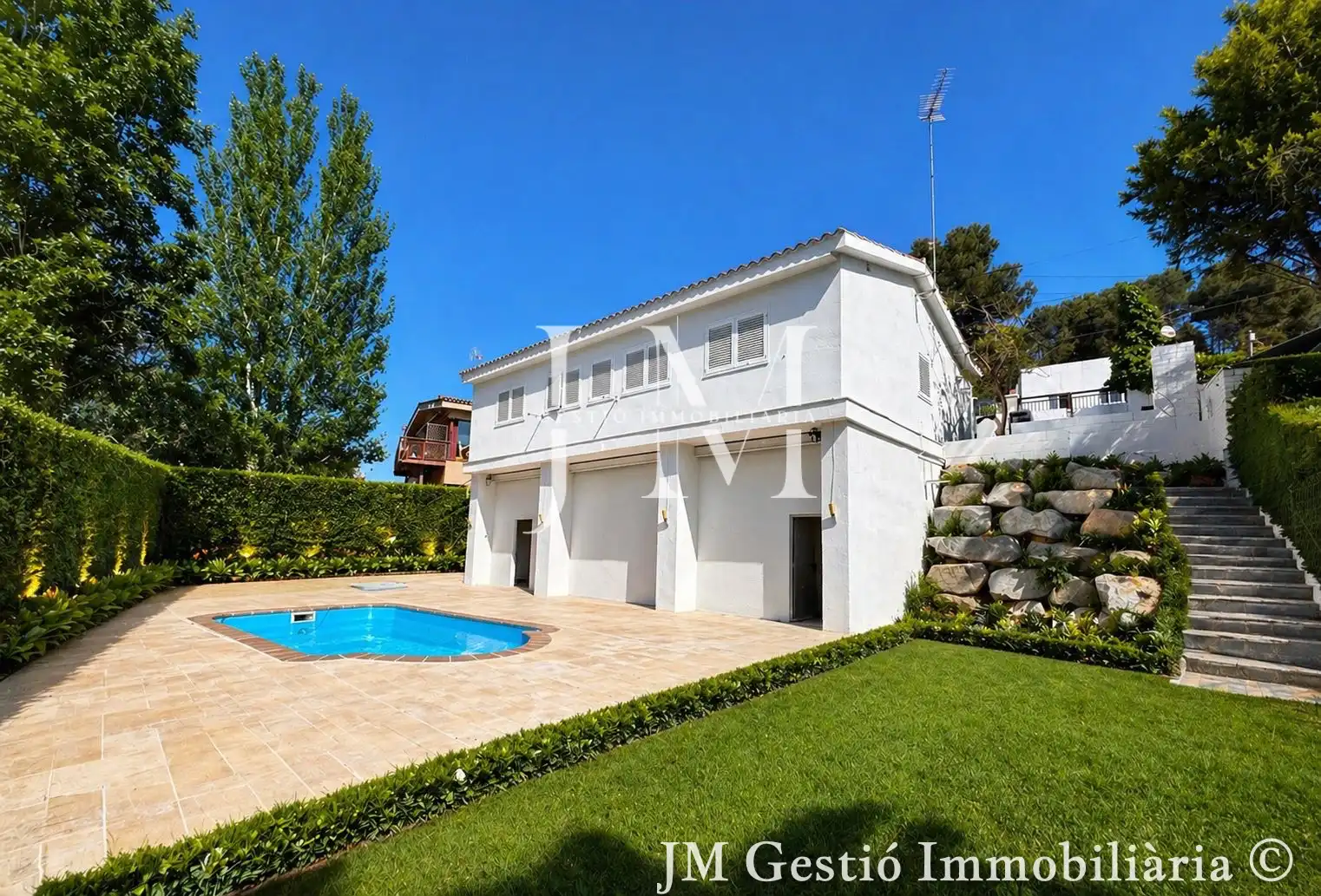 Vista exterior de Casa o xalet en venda en Rubí amb Calefacció, Jardí privat i Piscina