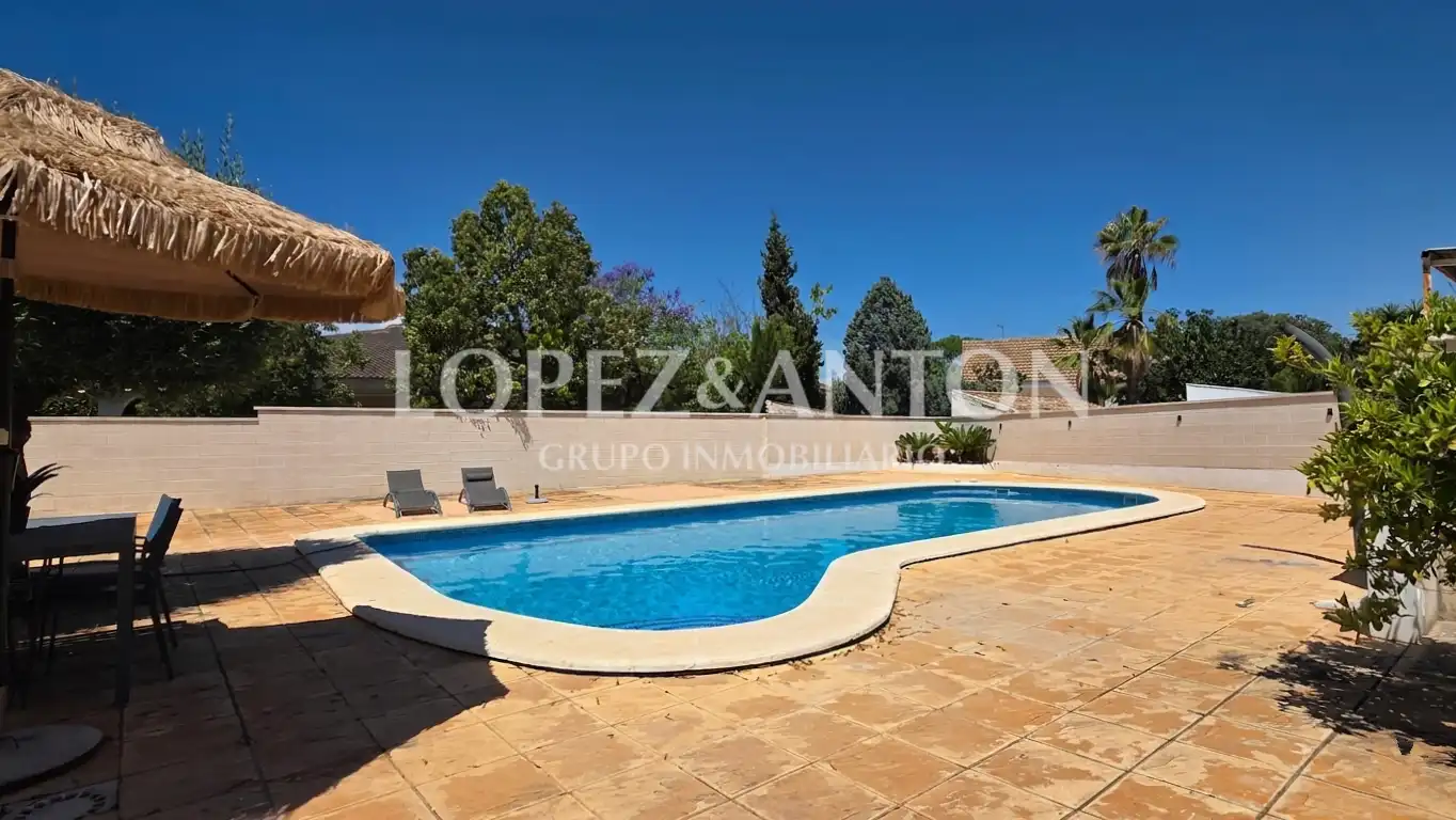 Schwimmbecken von Haus oder Chalet zum Verkauf in L'Eliana mit Klimaanlage, Heizung und Privatgarten