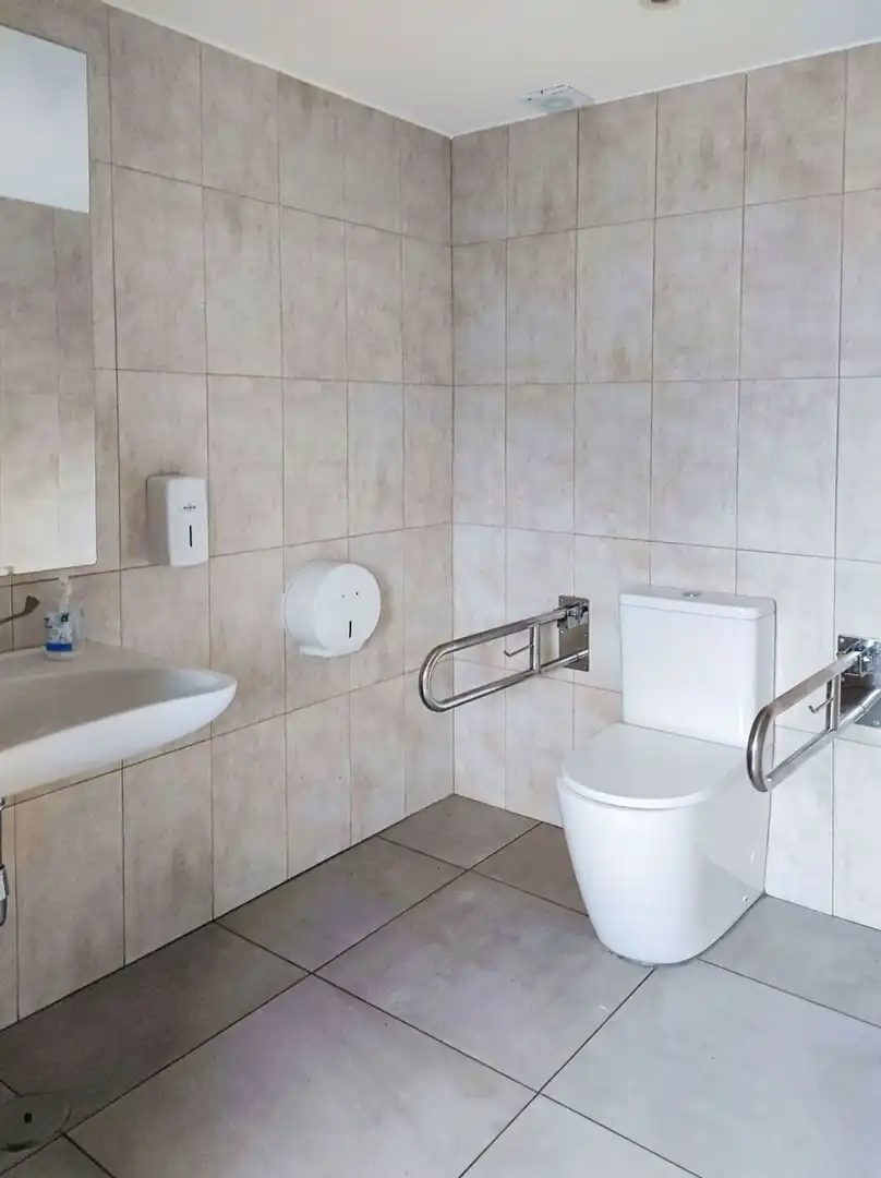 Badezimmer von Geschaftsraum zur Miete in Bergondo