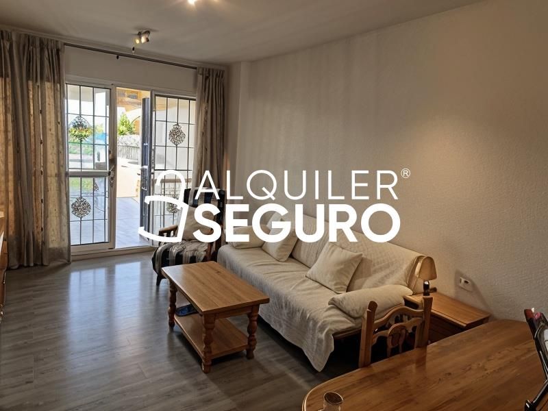 Sala de estar de Piso de alquiler en Rincón de la Victoria con Terraza, Piscina y Amueblado