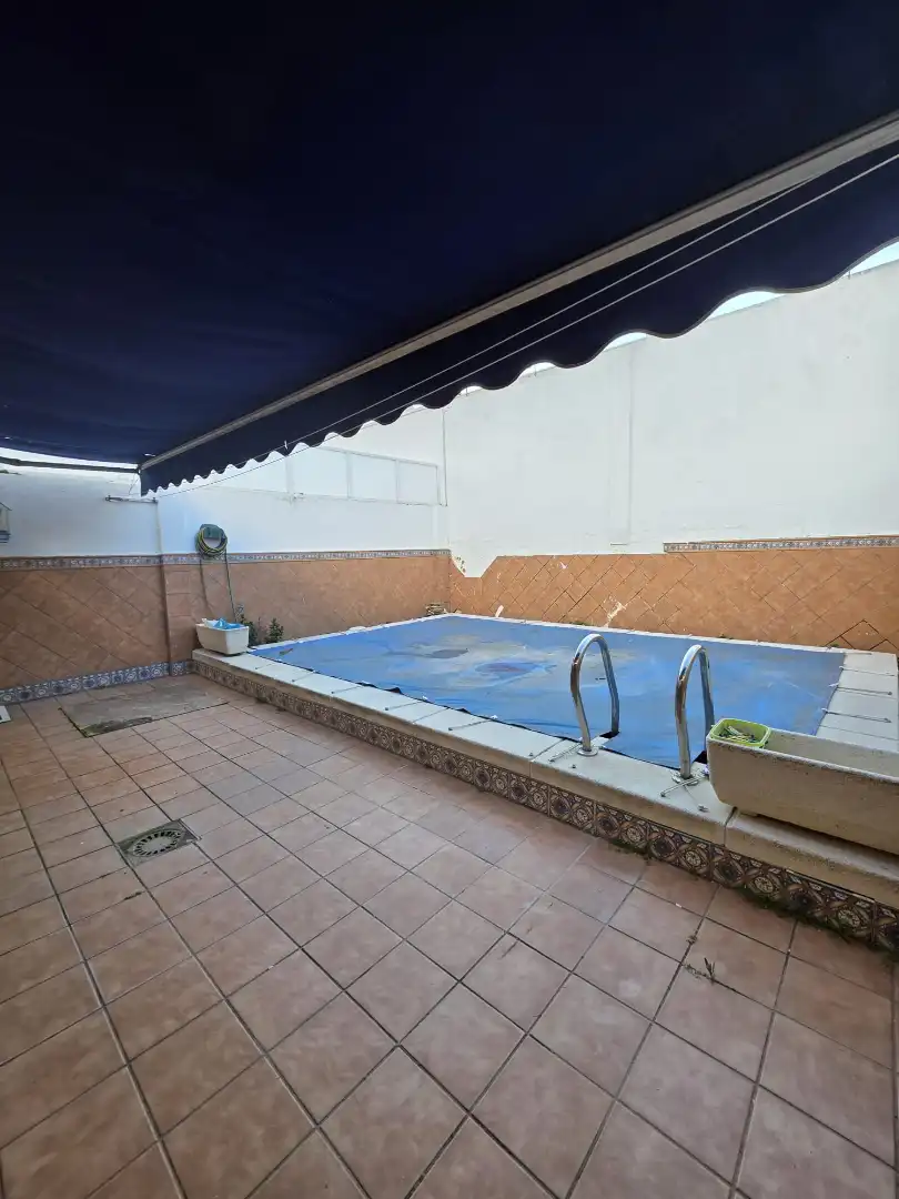Piscina de Casa adosada en venda en Ciudad Real Capital amb Calefacció, Jardí privat i Piscina
