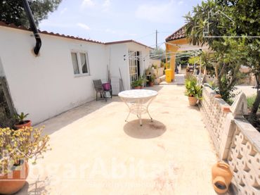 Detached house with pool for sale in Calle Alfareros