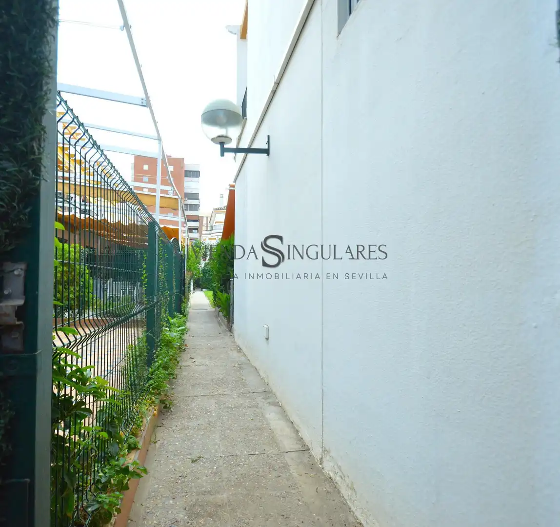 Vista exterior de Casa adosada en venta en Sevilla con Aire acondicionado, Terraza y Trastero