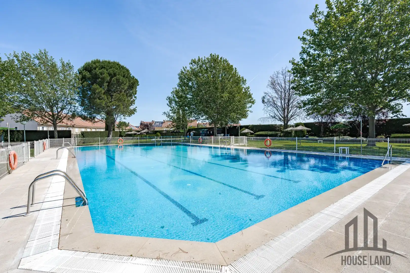Piscina de Casa adosada en venda en Algete amb Calefacció, Traster i Piscina comunitària
