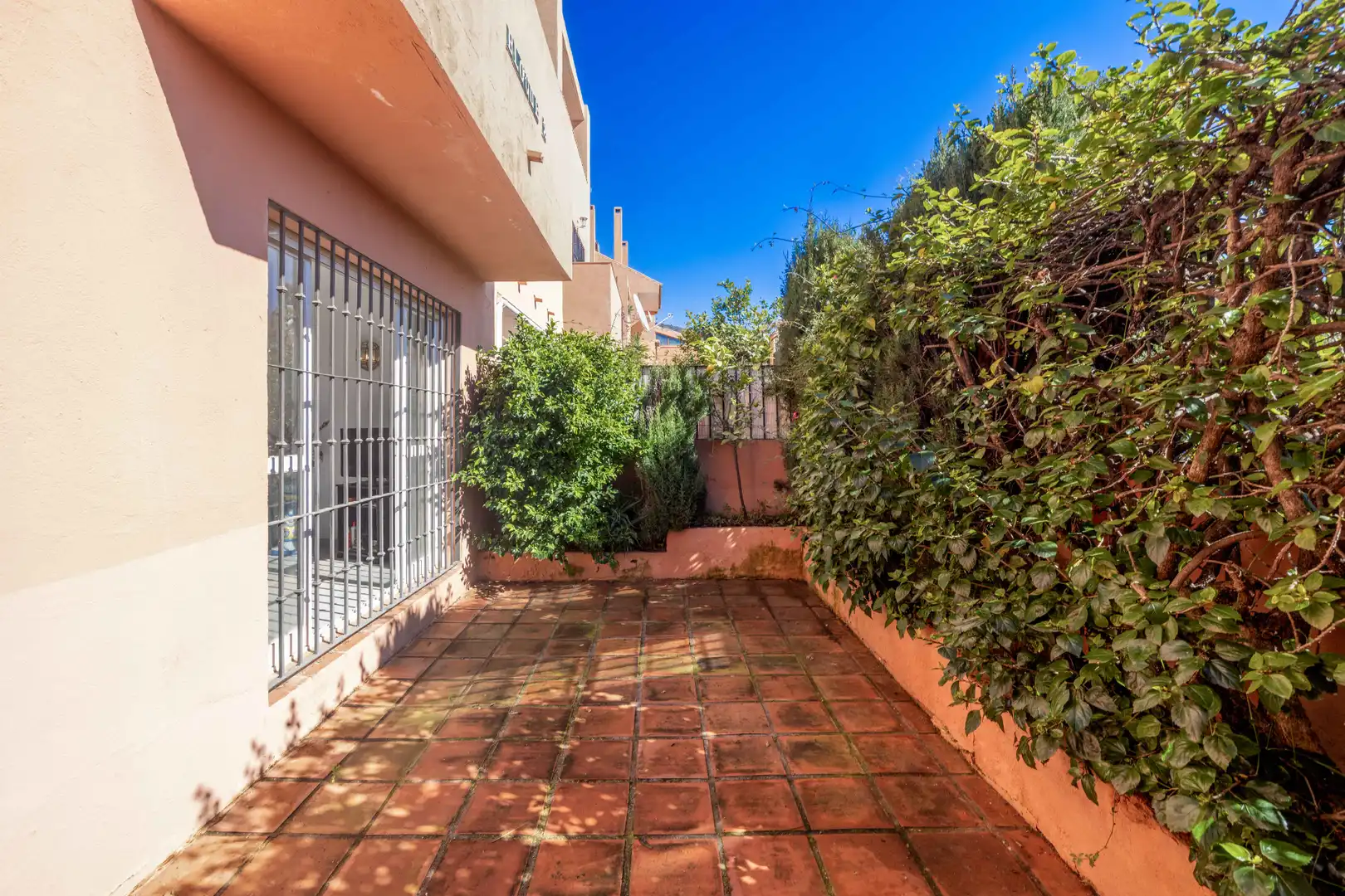 Jardín de Dúplex en venta en Marbella con Terraza, Alarma y Piscina comunitaria