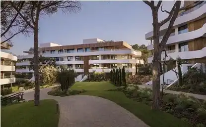 Außenansicht von Wohnung zum Verkauf in Sotogrande mit Klimaanlage, Heizung und Privatgarten
