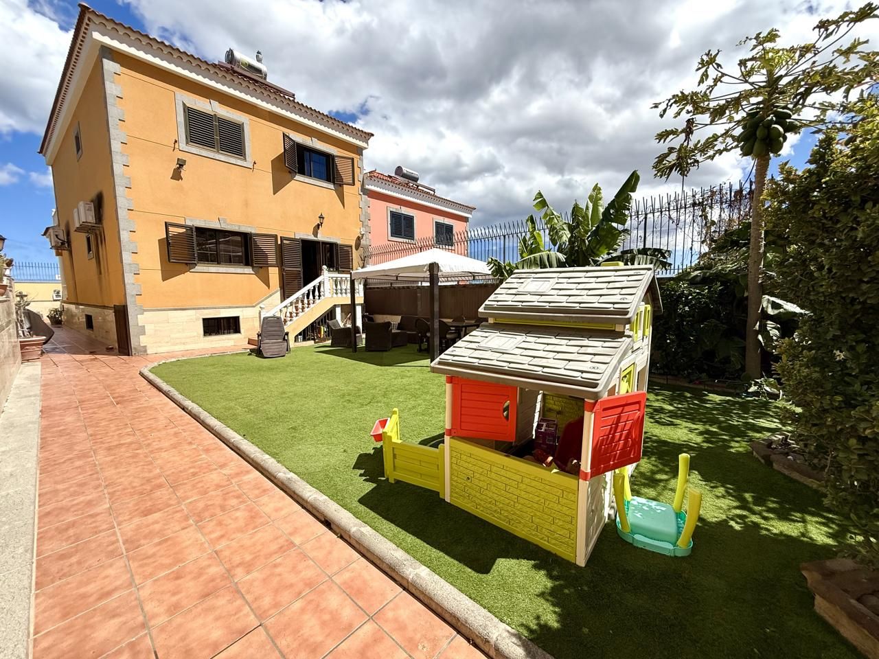 Vista exterior de Casa o chalet en venta en Las Palmas de Gran Canaria con Aire acondicionado, Jardín privado y Terraza