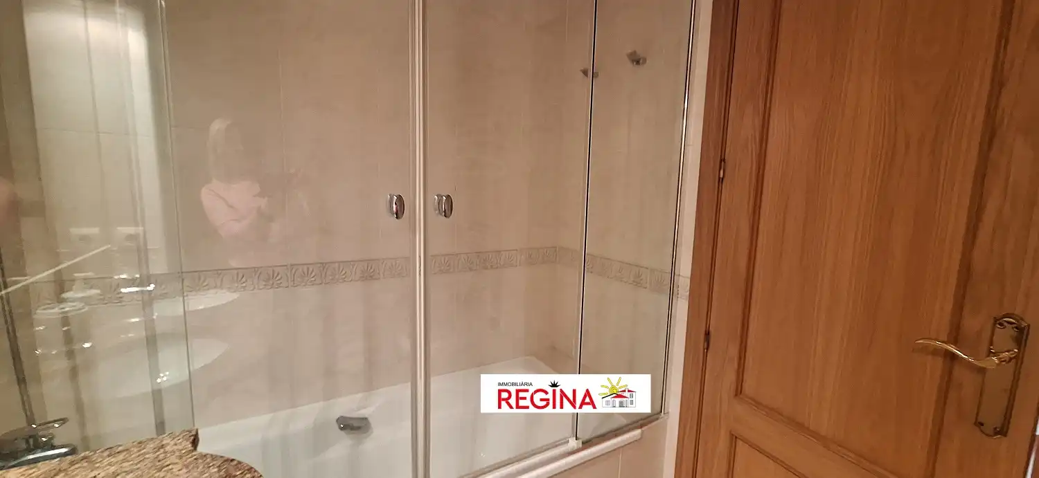 Badezimmer von Dachboden zum Verkauf in L'Escala mit Heizung, Terrasse und Möbliert
