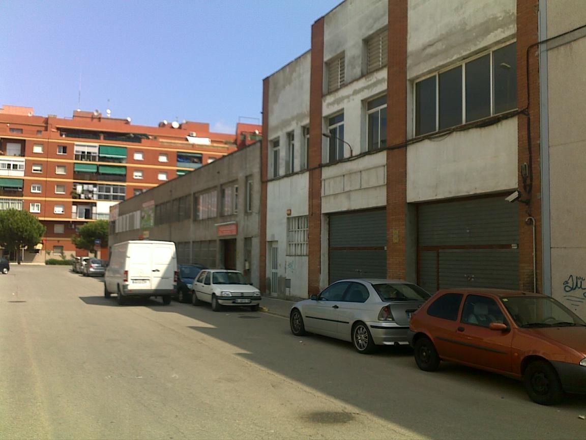 Vista exterior de Nau industrial en venda en Ripollet