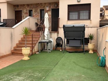 Casa aparellada amb balcó en venda a Calle serena golf