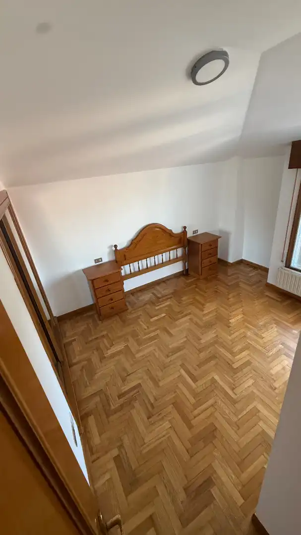 Dormitori de Pis de lloguer en Vigo  amb Calefacció, Parquet i Forn