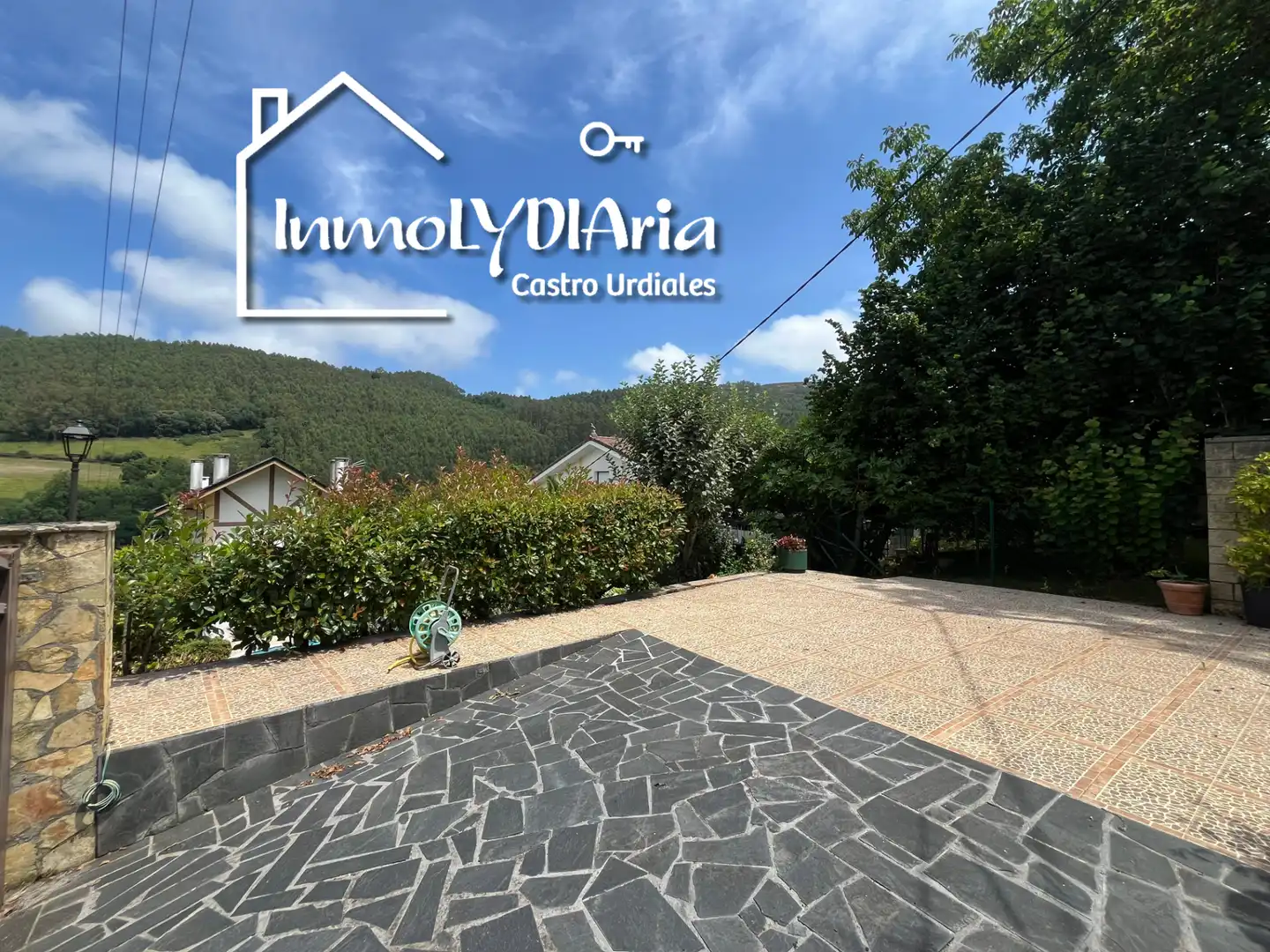 Vista exterior de Casa o xalet en venda en Castro-Urdiales amb Aire condicionat, Calefacció i Jardí privat