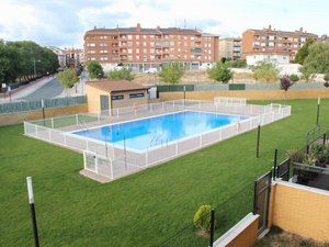 Piscina de Piso en venta en Haro con Calefacción, Parquet y Terraza