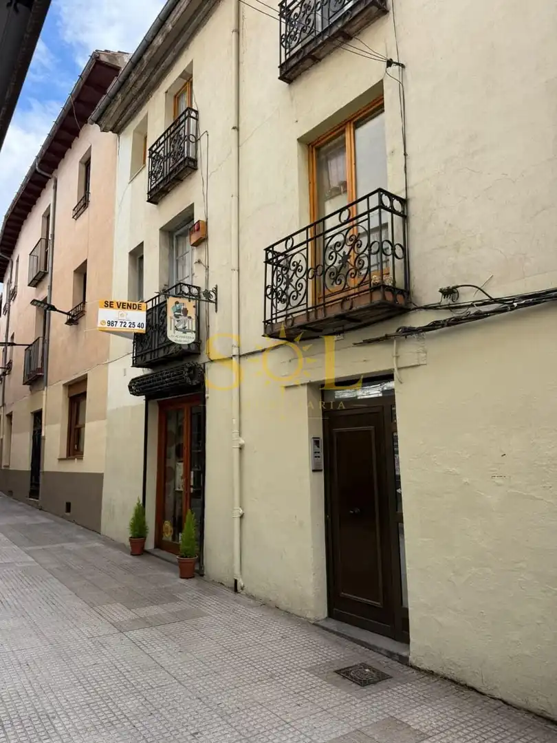 Außenansicht von Gebäude zum Verkauf in León Capital 