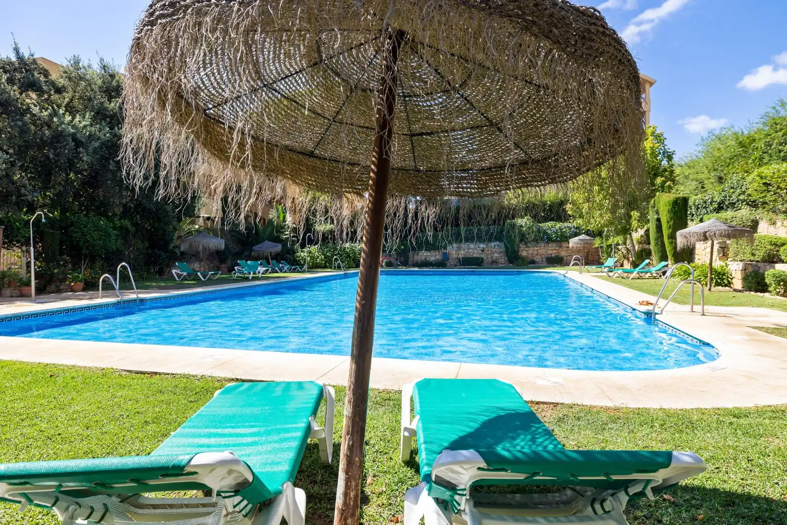 Schwimmbecken von Wohnung zur Miete in Mijas mit Klimaanlage, Heizung und Privatgarten