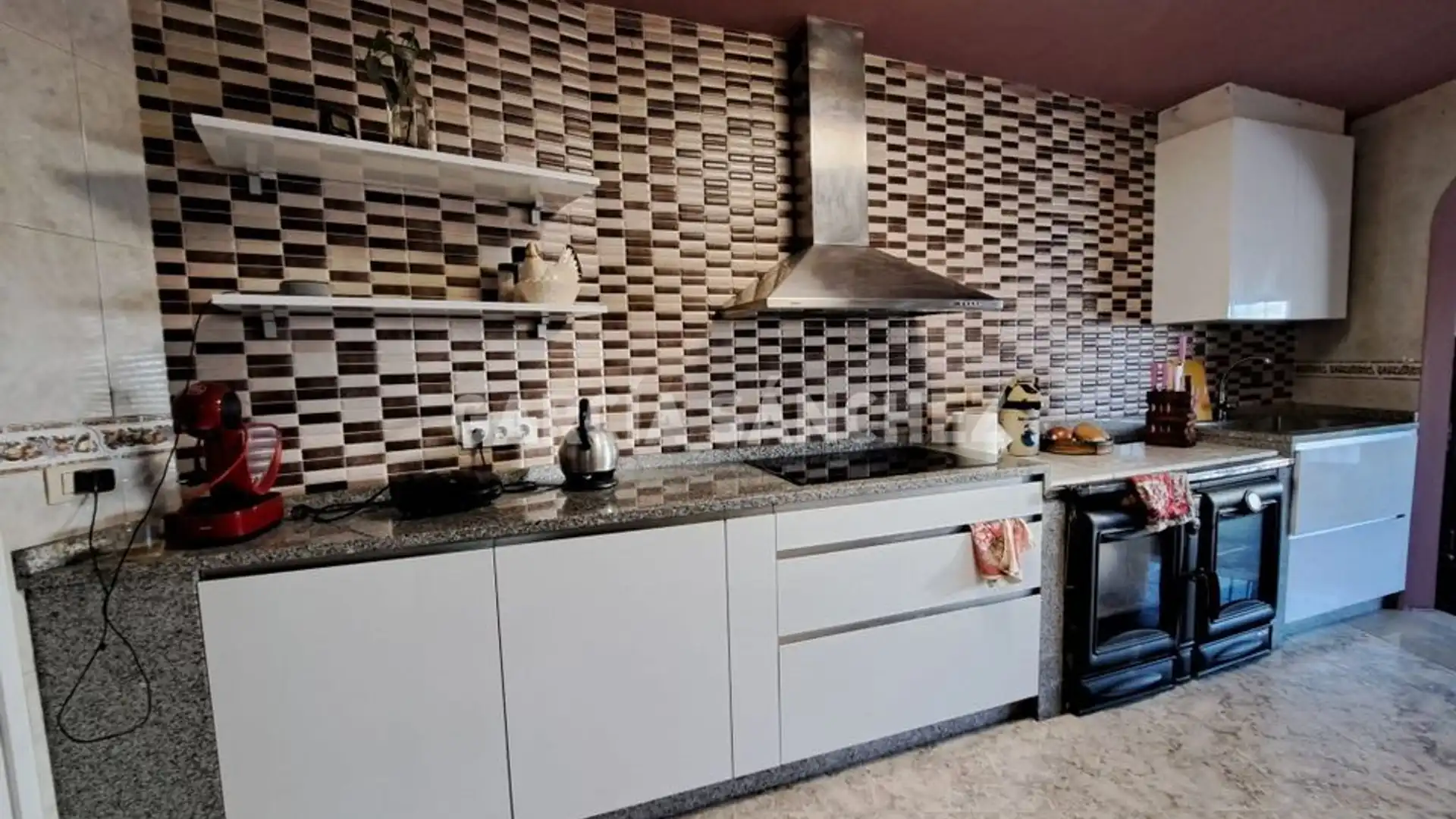 Cuina de Casa adosada en venda en Ribeira amb Jardí privat, Terrassa i Moblat