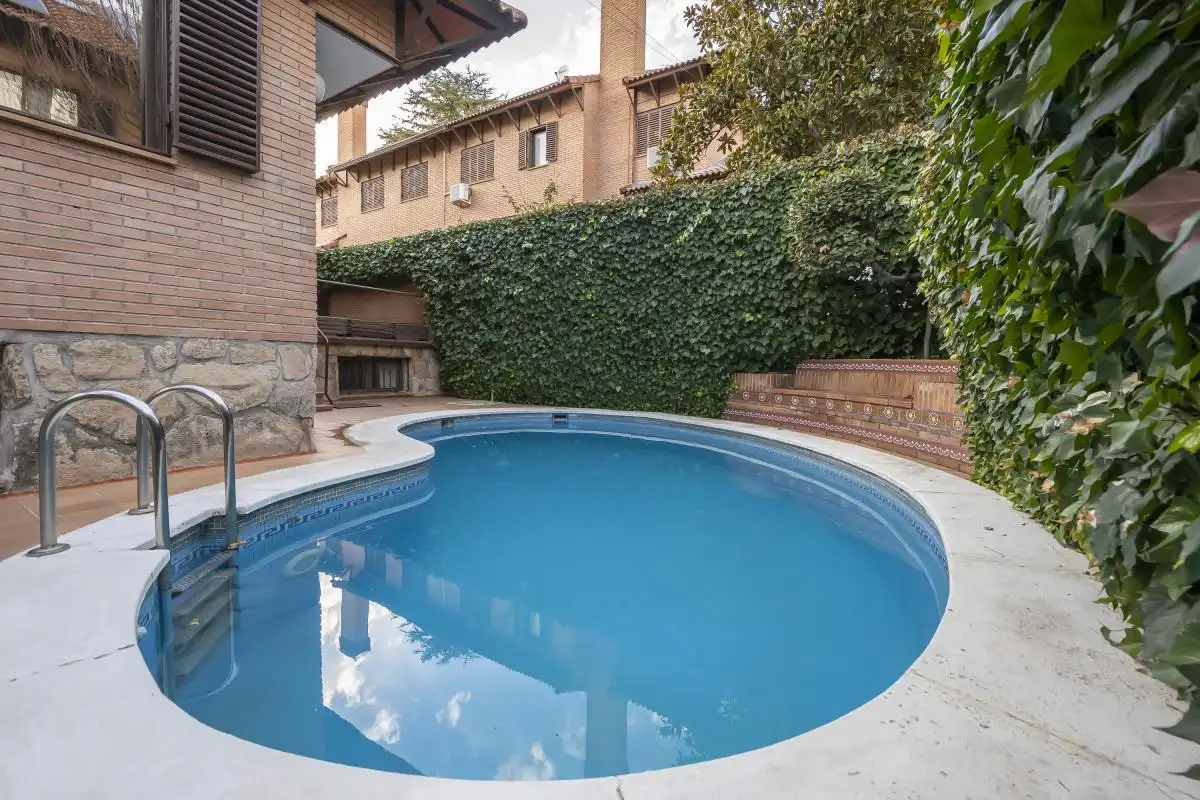 Piscina de Casa adosada en venta en Madrid con Aire acondicionado, Calefacción y Jardín privado