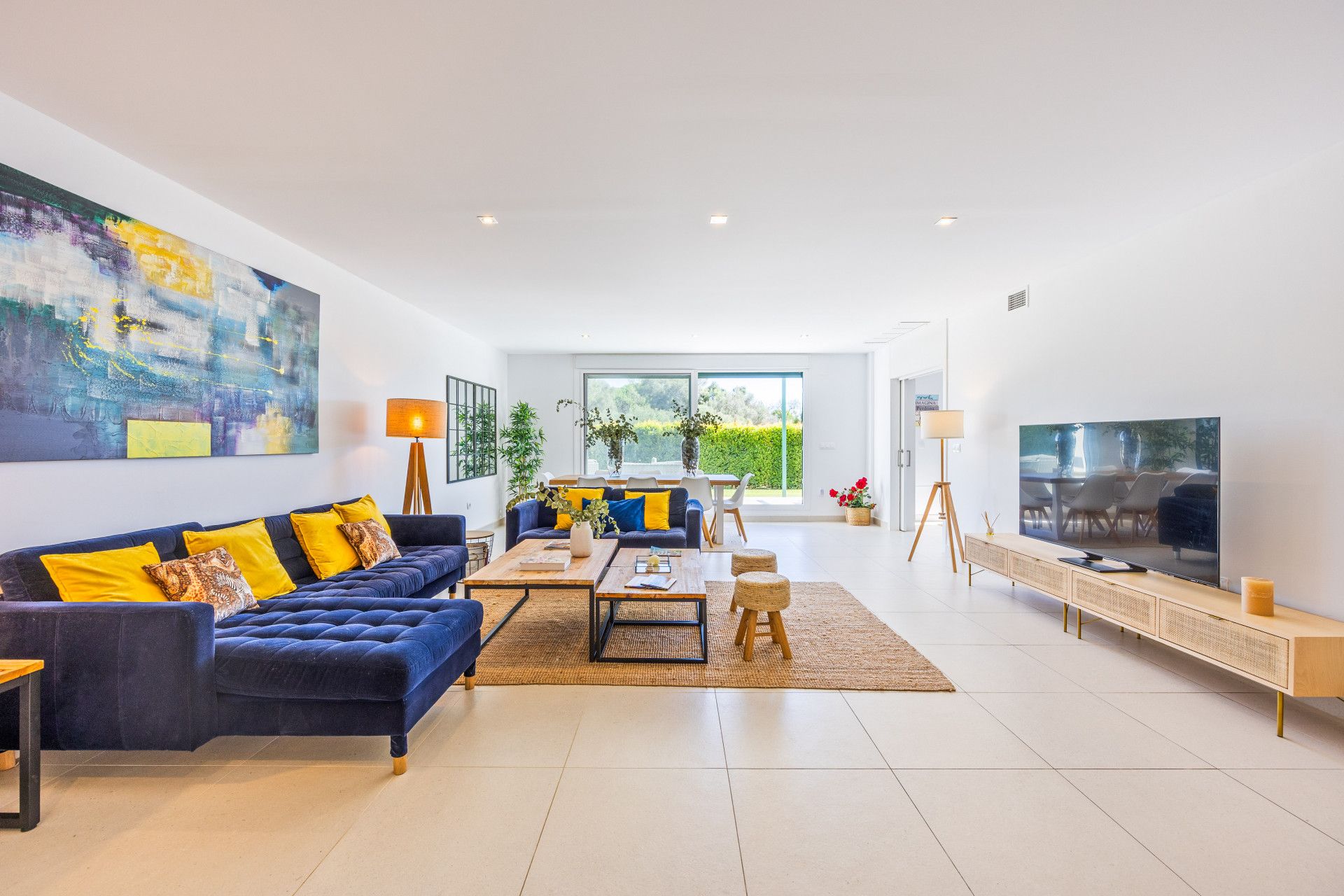 Wohnzimmer von Erdgeschoss zum Verkauf in Sotogrande mit Klimaanlage, Privatgarten und Terrasse