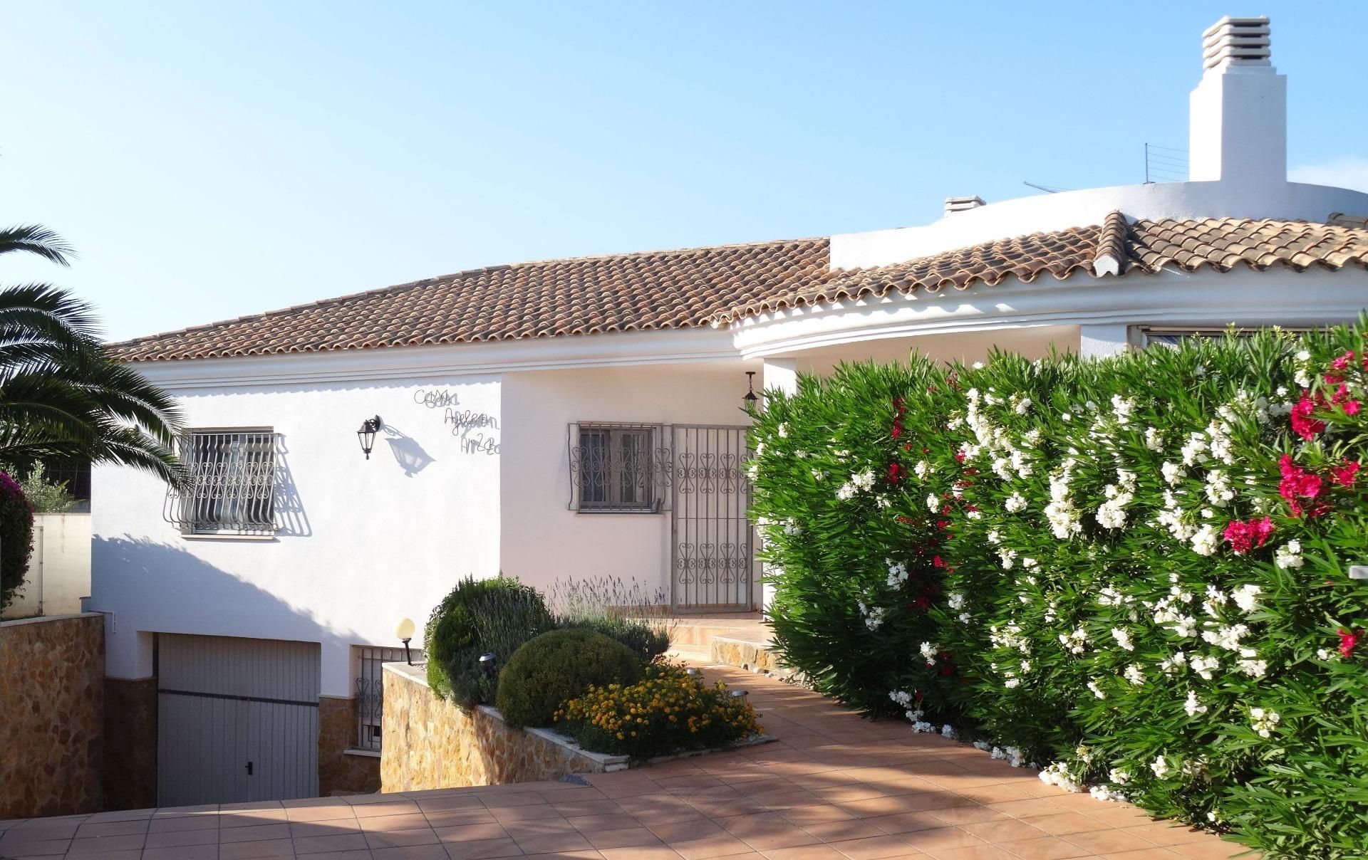 Exterior view of House or chalet for sale in  Madrid Capital  with Air Conditioner, Heating and Private garden