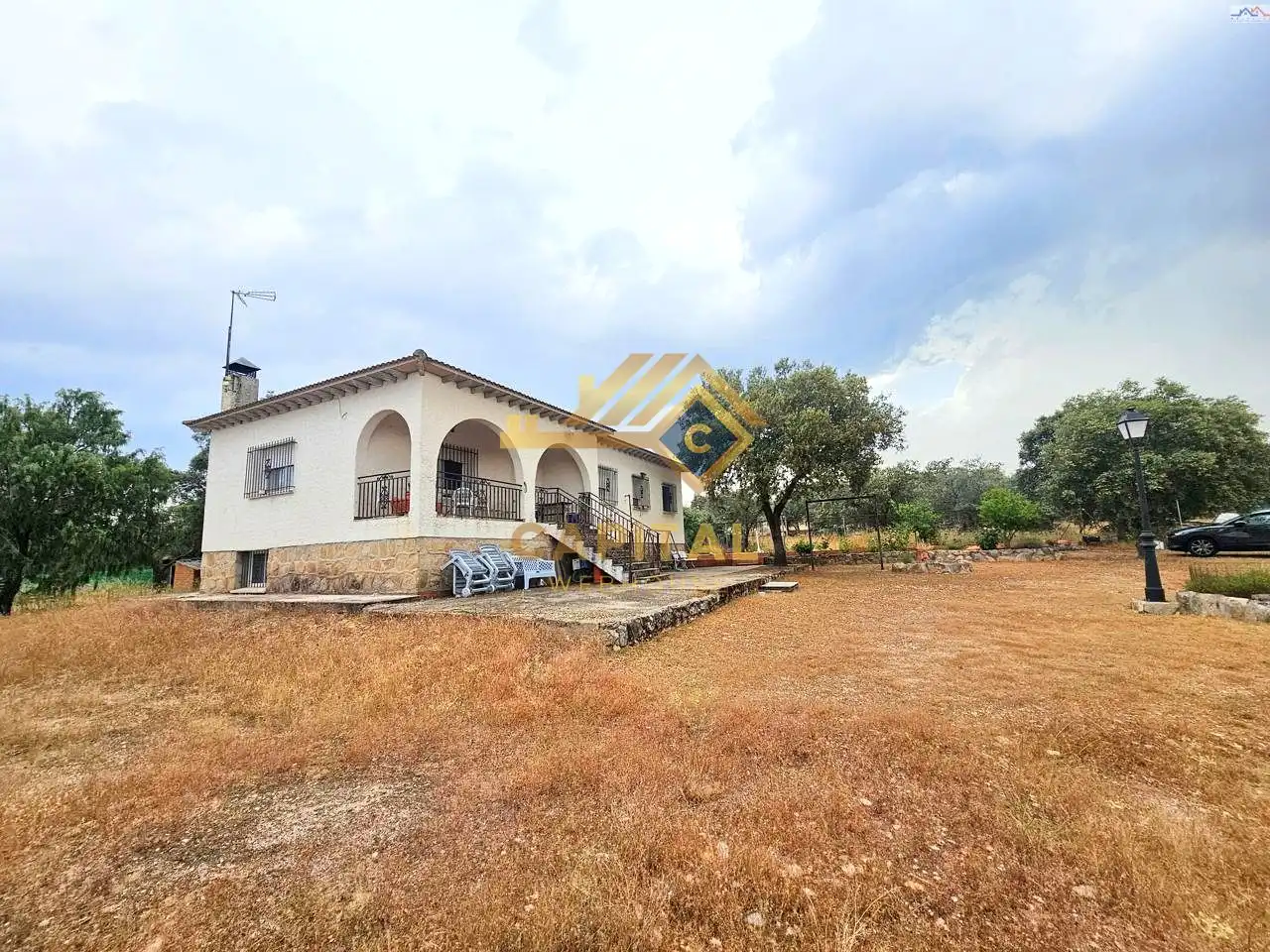Vista exterior de Casa o xalet en venda en Villa del Prado amb Traster i Piscina