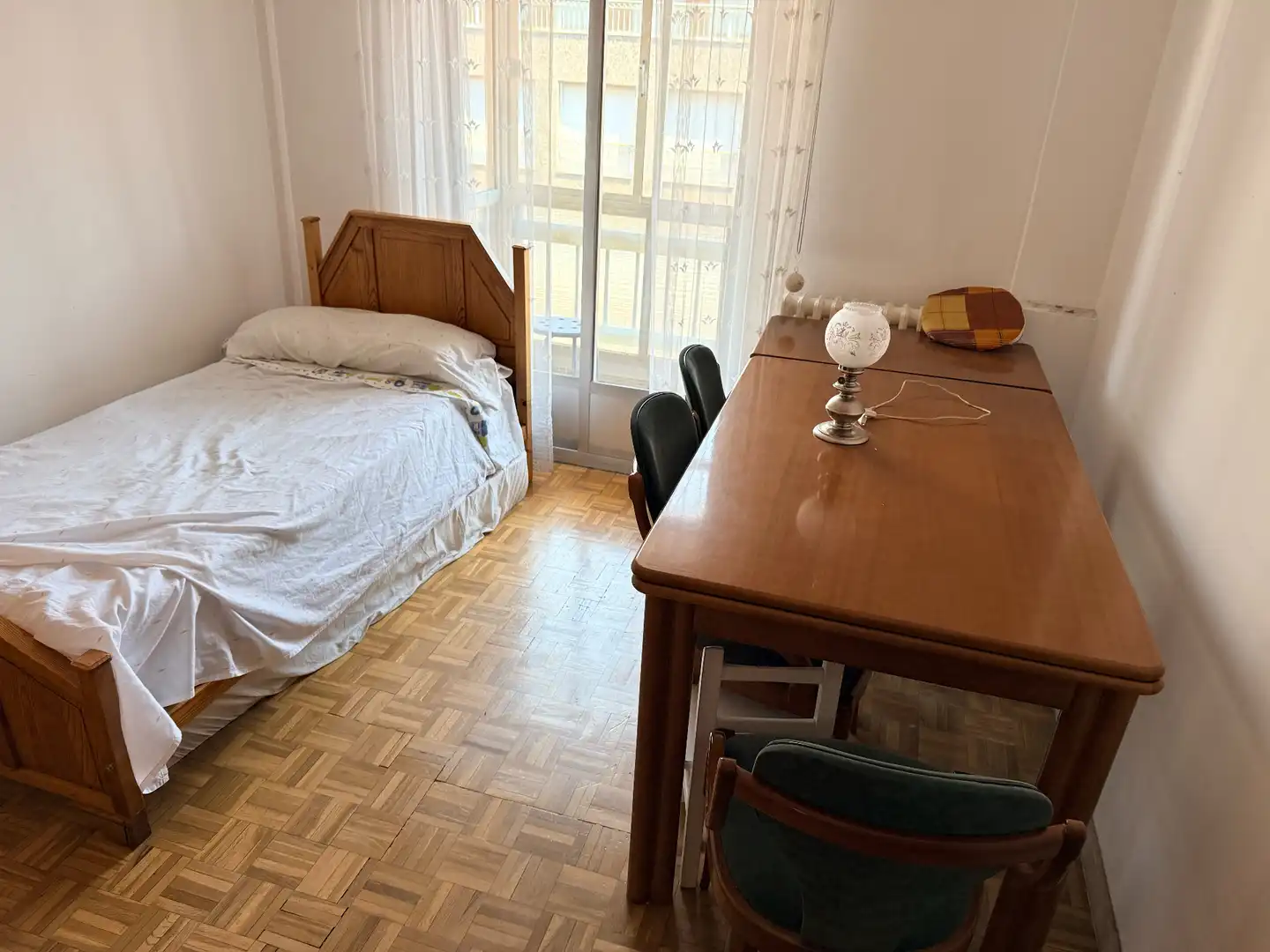 Dormitori de Pis en venda en León Capital  amb Calefacció, Parquet i Terrassa