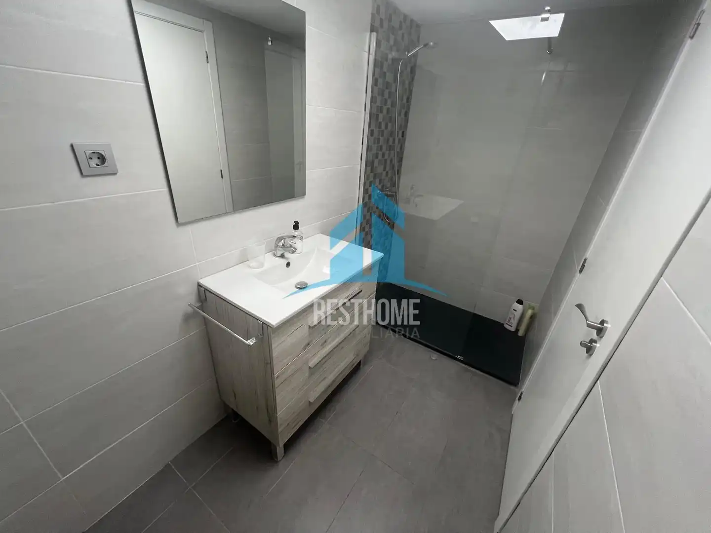 Baño de Apartamento en venta en Miramar con Aire acondicionado, Terraza y Amueblado
