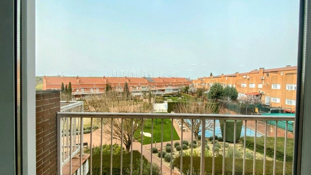 Außenansicht von Einfamilien-Reihenhaus zum Verkauf in Móstoles mit Klimaanlage, Heizung und Privatgarten