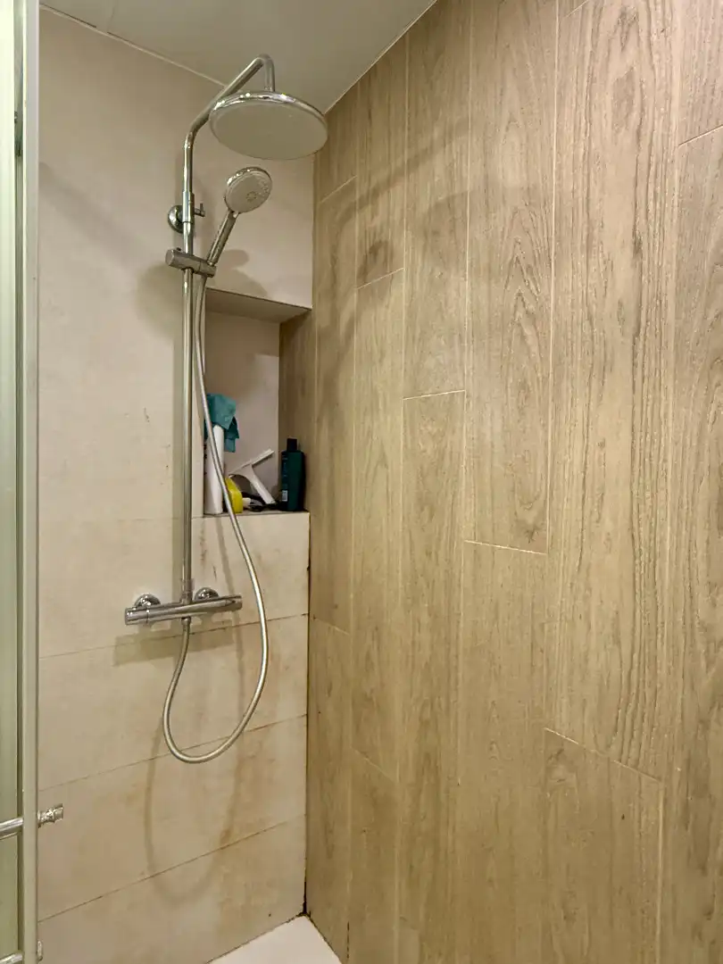 Badezimmer von Wohnung zum Verkauf in Barcelona mit Klimaanlage, Heizung und Parkett